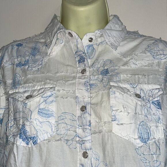 Vtg 90s/Y2K Ariat white torn ribbon snap front shirt with blue floral embroidery - Picture 2 of 9